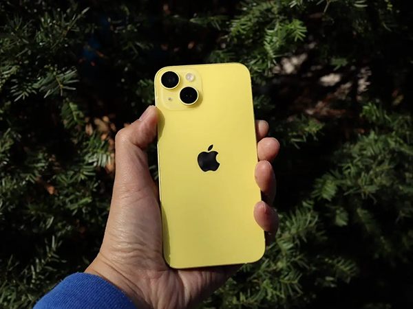 Vàng chanh “nổi bần bật” giúp tổng thể iPhone 14 thêm sang chảnh và bắt mắt